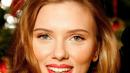 Foto yang diambil pada tahun 2008 ini menunjukan senyum khas milik Scarlett Johansson. (Dok/Popsugar)