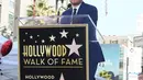 Michael Buble berpidato saat pemberian Hollywood Walk Of Fame miliknya di Hollywood, California (16/11). Underwood berikan pidato sambil menangis di hadapan penggemarnya di acara tersebut. (AFP Photo/David Livingston)