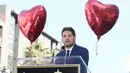 Michael Buble berpidato saat pemberian Hollywood Walk Of Fame miliknya di Hollywood, California (16/11). Underwood berikan pidato sambil menangis di hadapan penggemarnya di acara tersebut. (AFP Photo/David Livingston)