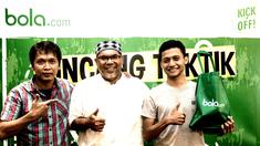 Editor Bola.com, Ario Yosia bersama Pelatih Borneo FC U-21, Iwan Setiawan dan Analis Taktik Kick Off, Noval Azis, usai menjadi pembicara pada diskusi Bincang Taktik di Kantor Bola.com, Jakarta, Rabu (16/11/2016). (Bola.com/Vitalis Yogi Trisna)