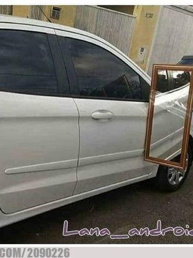 5. Apakah ini yang disebut spion low budget? Bikin salah fokus nih.