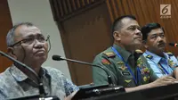 (ki-ka) Ketua KPK Agus Rahardjo, Panglima TNI Jenderal TNI Gatot Nurmantyo dan KSAU Marsekal TNI Hadi Tjahjanto saat konferensi pers kasus dugaan pembelian helikopter AW 101, Jakarta, Jumat (26/5). (Liputan6.com/Helmi Afandi)