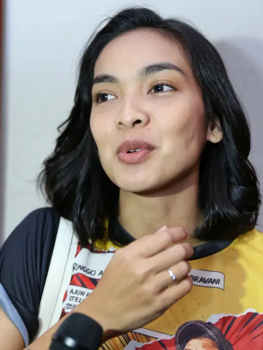 “Jadi sempet salah diagnosis dibilang nggak hamil jadi ya dikasih minum itu supaya lancar haid, eh taunya hamil," tambahnya. (Adrian Putra/Bintang.com)