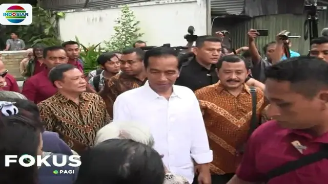 Ribuan paket sembako ini berisi beras, minyak goreng hingga teh.