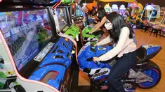 Pengunjung bermain wahana balap motor di sela-sela peluncuran Timezone Fun App di Jakarta (26/04/2022). Timezone Fun App merupakan One-Stop Fun Application pertama di Indonesia, yang dapat membuat pengunjung memiliki pengalaman super fun melalui beragam fitur dan reward lewat satu sentuhan. (Liputan6.com/Fery Pradolo)