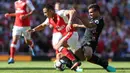 Penyerang Arsenal, Alexis Sanchez, berusaha melewati hadangan bek Liverpool, Dejan Lovren. Pada laga ini sebagai tuan rumah, The Gunners langsung  bermain menyerang sejak awal laga. (AFP/Lee Mills)