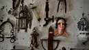 Sejumlah barang  antik dipajang di toko milik Manuel Mosquera di "Pulgas' Market'' di Pamplona, Spanyol utara, (2/3). (AP Photo/Alvaro Barrientos)
