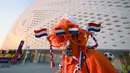 Seorang Suporter Belanda saat menunggu laga Grup A Piala Dunia 2022 antara Senegal melawan Belanda di Al-Thumama Stadium, Doha, Senin (21/11/2022). (AFP/Kirill Kudryavtsev)