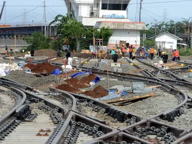 Pekerja menyelesaikan proyek pembangunan depo lokomotif di Cipinang, Jakarta, Jumat (29/12). Depo lokomotif tersebut merupakan bagian dari proyek pembangunan jalur rel dwiganda atau double-double track Manggarai-Cikarang. (Liputan6.com/JohanTallo)