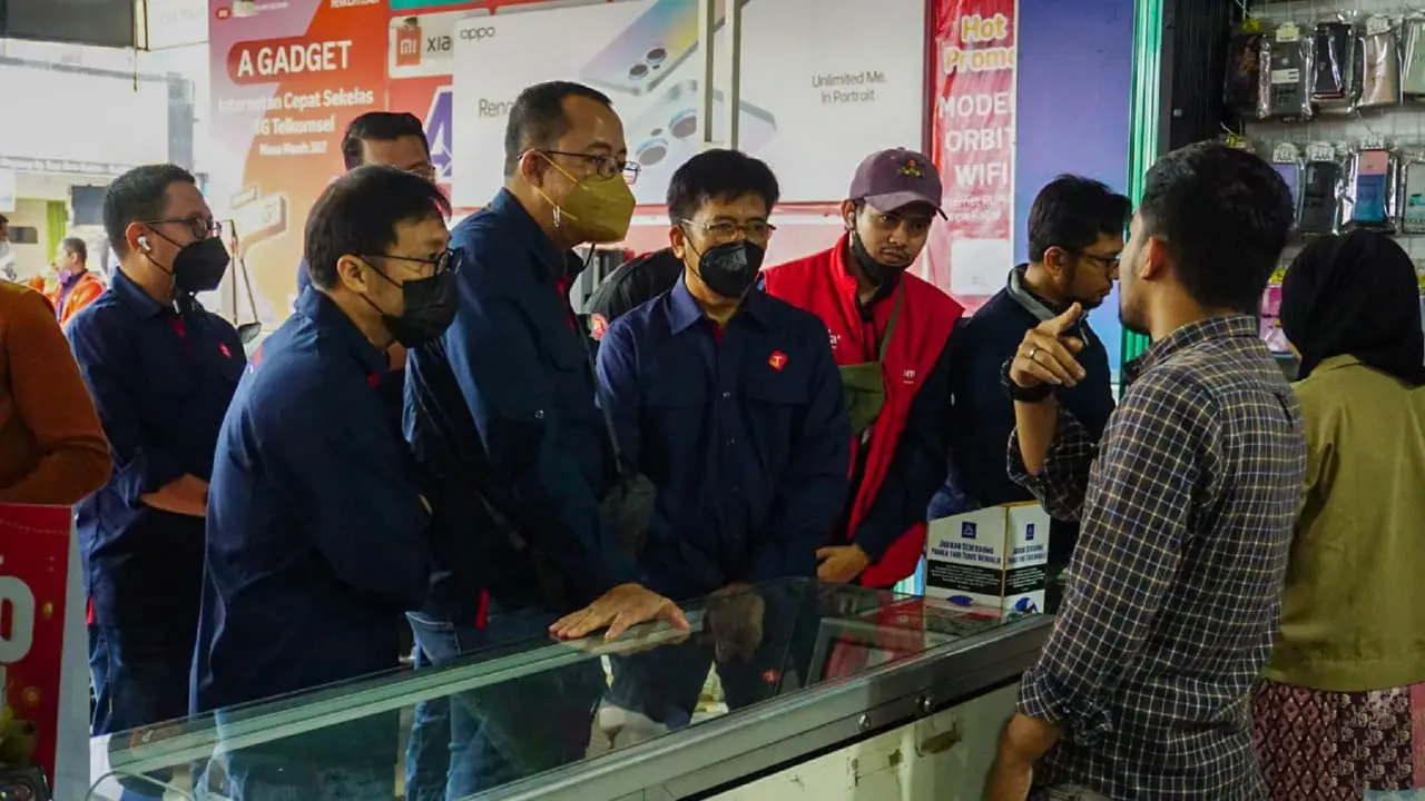 Direktur Utama Telkomsel Hendri Mulya Syam meninjau kesiapan outlet dalam menghadirkan berbagai produk Telkomsel.