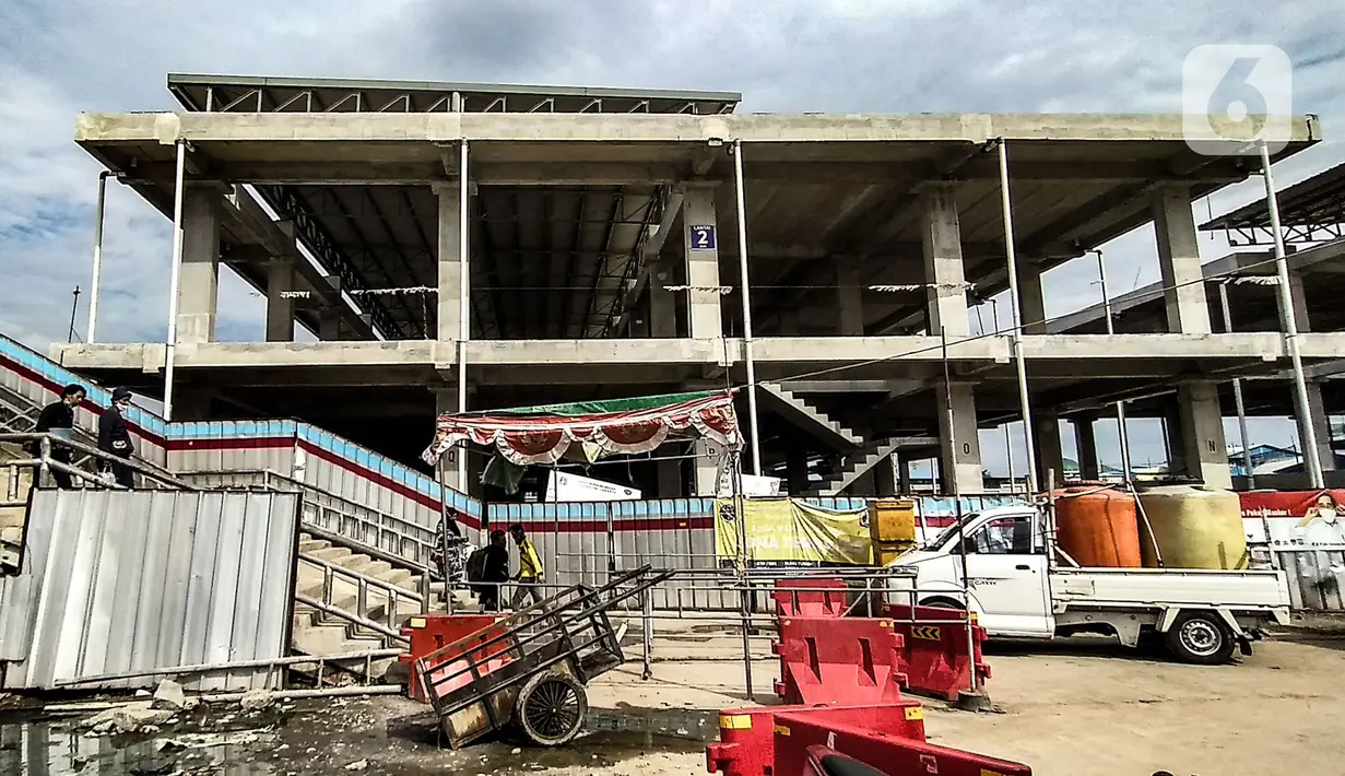 Wisatawan melintasi proyek pembangunan Pelabuhan Kali Adem, Muara Angke, Jakarta, Kamis (22/10/2020). Akibat wabah Covid-19, Pemprov DKI Jakarta terpaksa menghentikan pembangunan Pelabuhan Kali Adem dan akan melanjutkan kembali proyek pada 2021. (merdeka.com/Iqbal S. Nugroho)