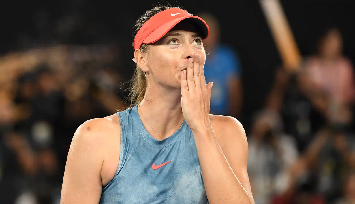 Petenis Rusia Maria Sharapova menyapa fans usai mengalahkan petenis asal Denmark, Caroline Wozniacki dalam babak ketiga Australia Open di Melbourne Park, Australia (18/1). Sharapova menang tiga set 6-4 4-6 6-3. (AFP Photo/William West)