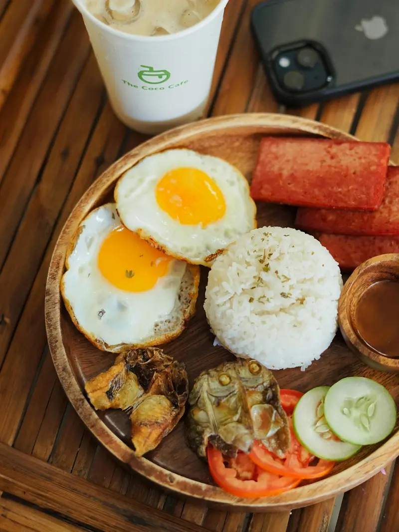 Nasi dengan lauk telur mata sapi (Liputan6.com/Pexels/kenzero14)