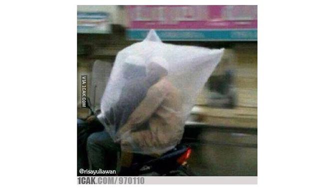 Jas hujan nyeleneh (Sumber: 1cak)