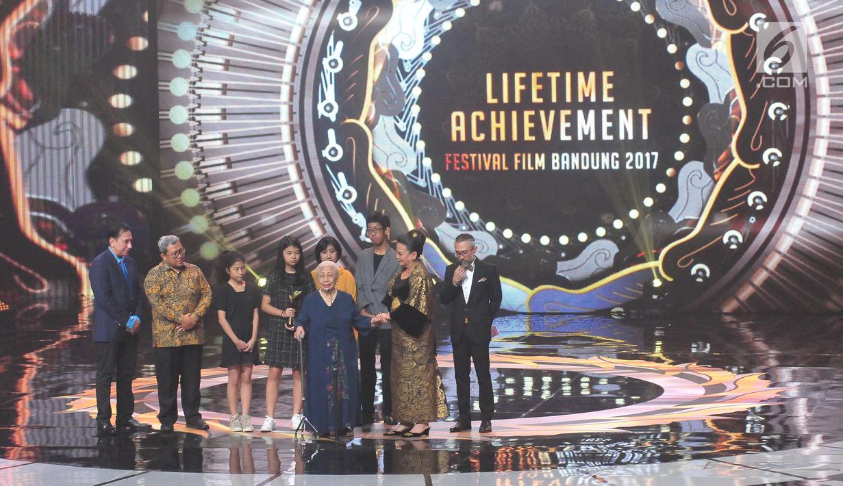 Pemeran dan penulis skenario Indonesia, Tatiek Maliyati memberikan kata sambutan atas penghargaan Lifetime Achiement pada ajang penghargaan Festival Film Bandung 2017 di Studio 6 Emtek, Jakarta, Minggu (22/10). (Liputan6.com/Helmi Afandi)