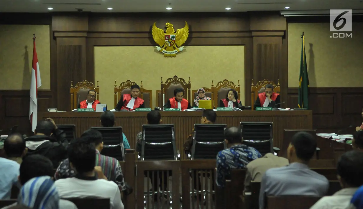 Suasana sidang kasus korupsi KTP Elektronik di Pengadilan Tipikor, Jakarta Pusat, Senin (29/5). Andi Narogong akui kenal dan 2 kali bertemu mantan Ketua Fraksi sekaligus Mantan Bendum Partai Golkar, Setya Novanto. (Liputan6.com/Helmi Afandi)