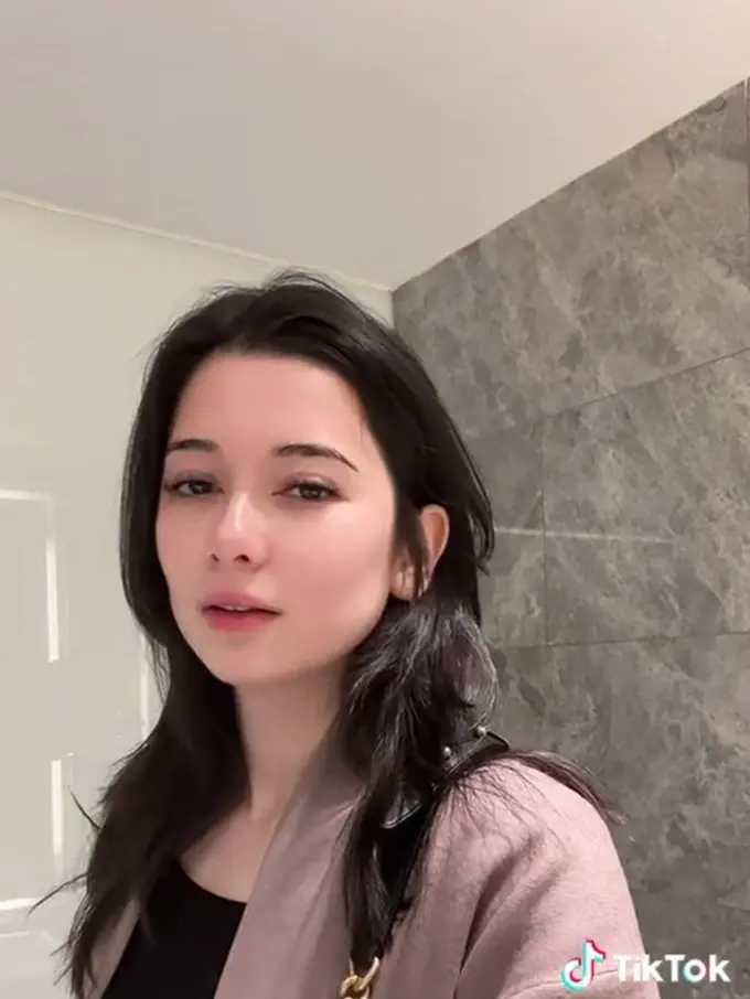 6 Potret Terbaru Iris Wullur Mantan Artis yang Disebut 'Ibu-Ibu Cantik' di TikTok