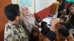 Menteri Kebudayaan dan Pendidikan Dasar dan Menengah Anies Baswedan berbincang dengan salah seorang guru SD di Depok, Jawa Barat. Foto diambil pada Jumat (14/11/2014) (Dokumentasi Pribadi)
