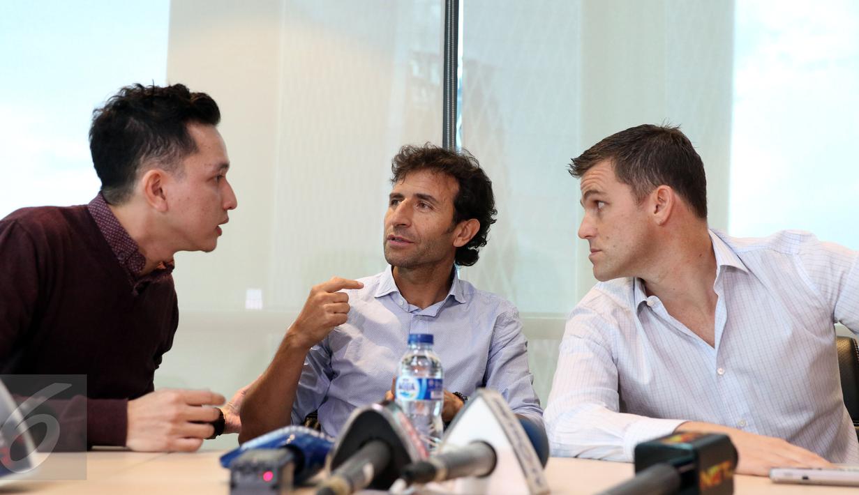 Pelatih asal Spanyol, Luis Milla Aspas (tengah) saat memberi keterangan di kantor PSSI, Jakarta, Jumat (20/1). Luis Milla Aspas resmi menukangi Timnas Indonesia dengan durasi kontrak dua tahun. (Liputan6.com/Helmi Fithriansyah)