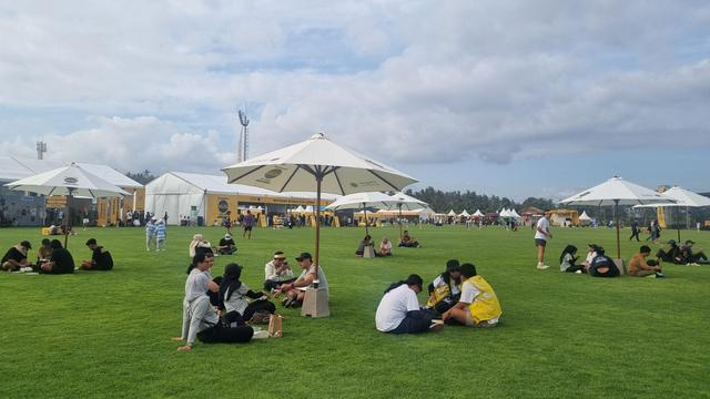 Bersantai di Maybank Marathon Race Village