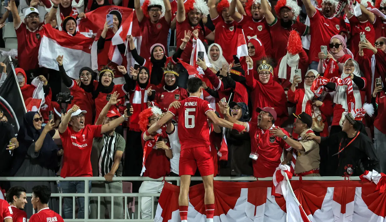 <p>Selebrasi pemain Timnas Indonesia U-23, Ivar Jenner dengan menghampiri para suporter setelah mencetak gol ke gawang Irak U-23 pada laga perebutan tempat ketiga Piala Asia U-23 2024 di Abdullah bin Khalifa Stadium, Doha, Qatar, Kamis (2/5/2024). (AFP/Karim Jaafar)</p>