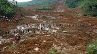 Suasana proses pencarian dan evakuasi korban tanah longsor di Dusun Jemblung, Desa Sampang, Kecamatan Karangkobar, Banjarnegara, Jateng, Sabtu (13/12/2014). (Antara Foto/Idhad Zakaria) 