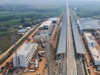 Foto udara memperlihatkan proyek Stasiun Karawang Kereta Cepat Jakarta-Bandung (KCJB), Kabupaten Karawang, Rabu (17/5/2023). (Liputan6.com/Herman Zakharia)