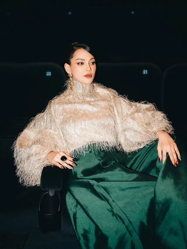 6 Potret Gaya Stunning Erika Carlina di Gala Premiere Film, Terbaru 'Pabrik Gula'