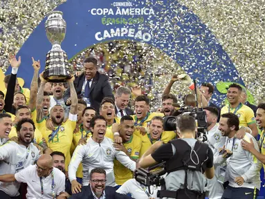 Para pemain dan official Brasil merayakan gelar juara Copa America 2019 setelah mengalahkan Peru pada laga final di Stadion Maracana, Rio de Janeiro, Minggu (7/7). Brasil menang 3-1 atas Peru. (AFP/Carl De Souza)