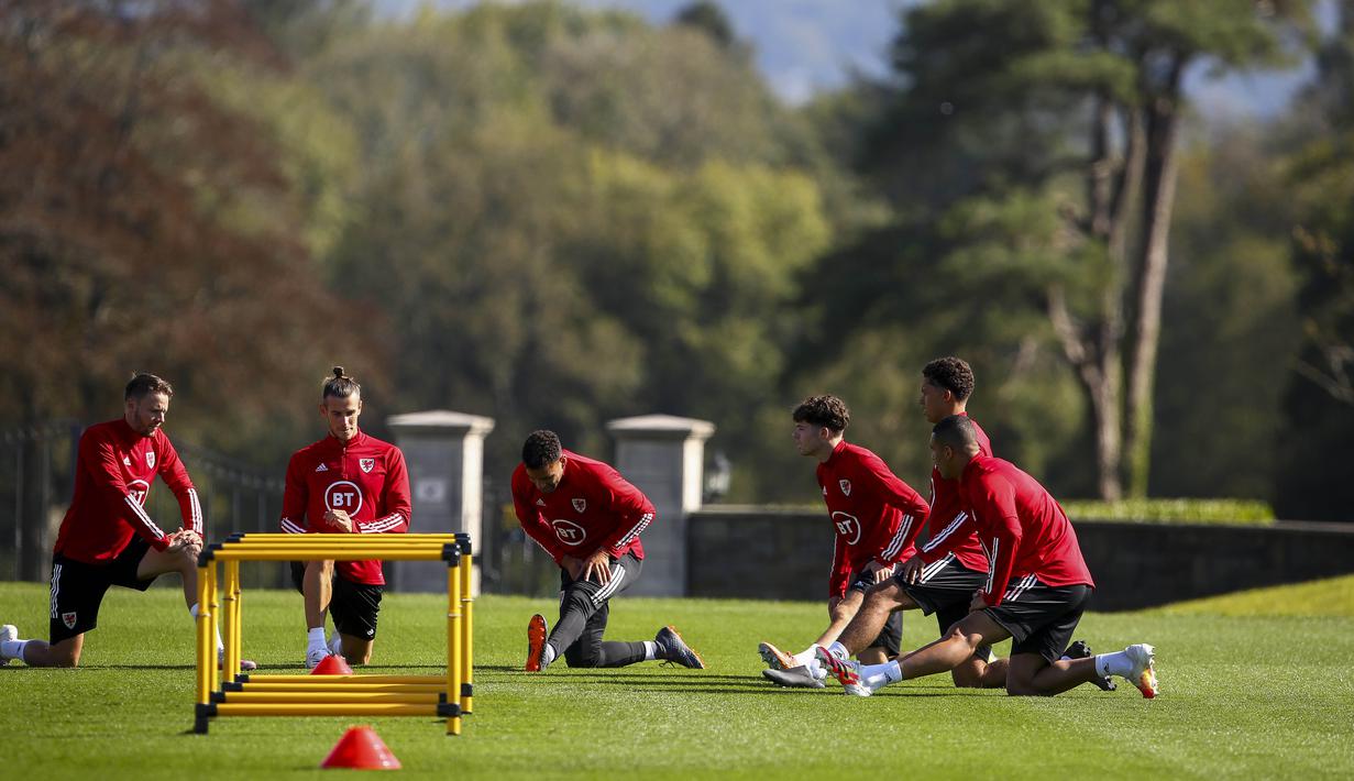 Pemain Timnas Wales saat mengikuti latihan jelang laga UEFA Nations League di Hensol, South Wales, Senin (31/8/2020). Wales akan berhadapan dengan Finlandia. (AFP/Geoff Caddick)