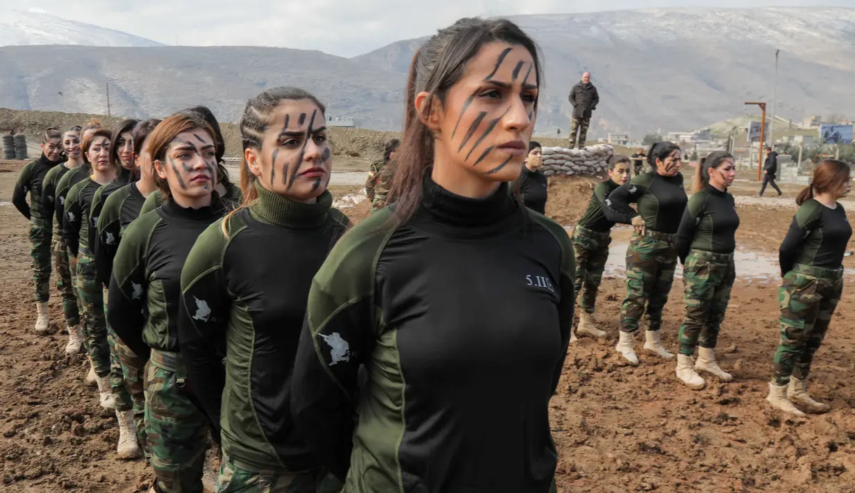 Pasukan perempuan Peshmerga berbaris saat berlatihan dalam upacara kelulusan di Kota Soran, Irak, Rabu (12/2/2020). Latihan militer pasukan bersenjata Kurdi tersebut dilakukan sekitar 100 kilometer timur laut ibu kota otonomi wilayah Kurdi di Irak, Arbil. (SAFIN HAMED/AFP)