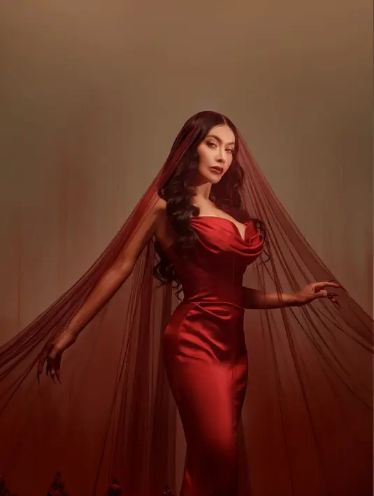 Rambut panjang Denada ditata dengan gaya curly yang menawan dan tergerai di balik veil lace [@denadaindonesia]