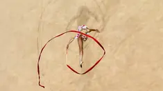 Pesenam Rusia, Dina Averina saat laga nomor pita final individu senam ritmik Olimpiade Eropa 2019 di Minsk, Belarus (23/6/2019). Pesta Olahraga Eropa ke-2 2019 di Minsk, Belarus dimulai dari 21 Juni sampai 30 Juni 2019.  (AFP Photo/Kirill Kudryavtsev)