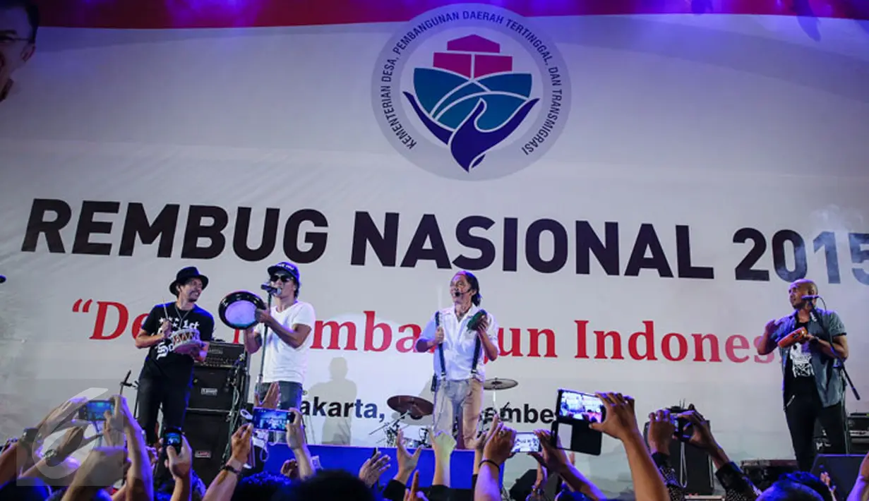 Grup band Slank memeriahkan Forum Rambug Nasional 2015 di Jiexpo Kemayoran, Jakarta, Selasa (15/12). Forum tersebut bertema 'Desa membangun Indonesia'. (Liputan6.com/Faizal Fanani)