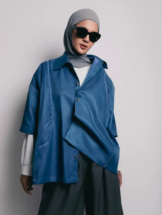 Inspirasi tampilan edgy lainnya, Paula memadukan kemeja ¾ berpotongan oversize yang dikancing ke atas dengan long sleeve top putih. Makin kece dengan kacamata hita yang mempermanis penampilannya. [@paula_verhoeven].