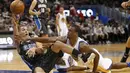 Pemain Orlando Magic, Aaron Gordon (kiri) terjatuh saat berebut bola dengan pemain Golden State Warriors ,Harrison Barnes (kanan) pada lanjutan NBA di Amway Center. Warriors menang 130-114. (Mandatory Credit: Reinhold Matay-USA TODAY Sports)