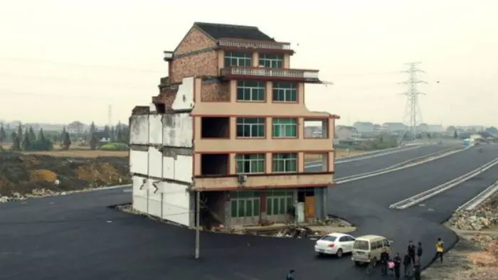 Salah satu 'rumah paku' yang berlokasi di China timur dan akhirnya diruntuhkan pada 2012. (AFP)