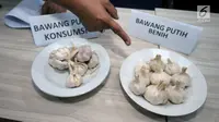 Petugas menunjukkan perbedaan bawang putih konsumsi dan benih saat rilis penyalahgunaan distribusi bawang putih impor di Jakarta, Kamis (31/5). DirTipideksus mengamankan 30.000 ton. (Liputan6.com/Helmi Fithriansyah)