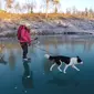 Sensasi Berseluncur di Atas Danau Bening Beku