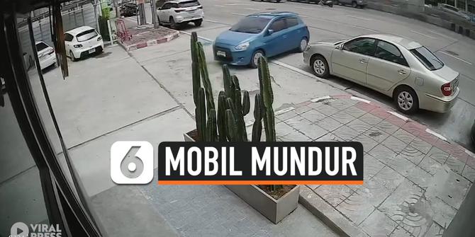 VIDEO: Mobil Parkir Meluncur Mundur ke Jalan Raya, Bahayakan Pengguna Jalan