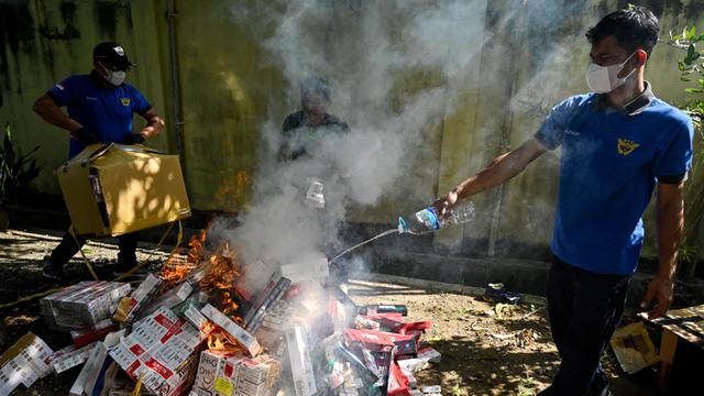 Ratusan Ribu Rokok Impor Ilegal Dimusnahkan