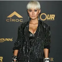 Warganet yang lihat penampilan seksi bintang sinetron Pernikahan Dini itu tertuju pada belahan dada yang terlihat jelas. Tidak sedikit yang menyayangkan sebagai orang timur. (Instagram/agnezmo)