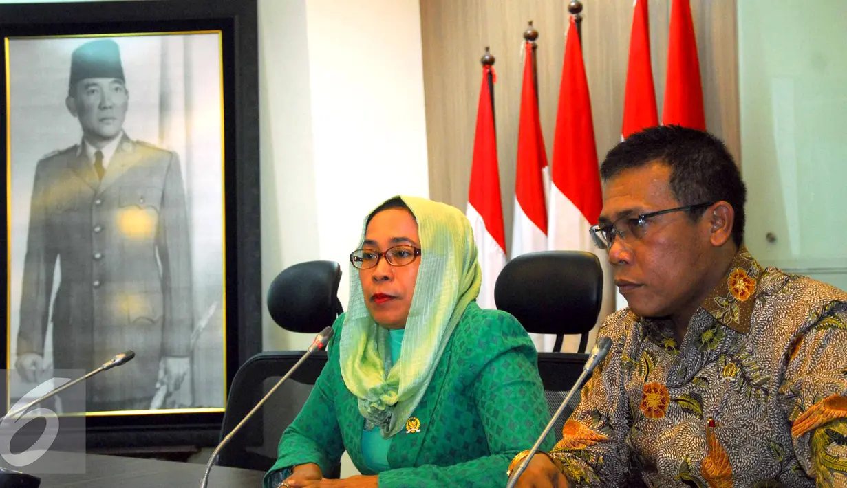 Anggota Komisi III DPR dari Fraksi PDIP Dwi Ria Latifah (kiri) dan Masinton Pasaribu, saat memberikan keterangan pers di Ruang Fraksi PDIP, Senayan, Jakarta. (2/9/2015). Fraksi PDIP tak setuju Komjen Budi Waseso dicopot. (Liputan6.com/Helmi Afandi) 