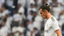 Gelandang Real Madrid, Gareth Bale, tampak kecewa usai ditahan imbang Valladolid pada laga La Liga di Stadion Santiago Bernabeu, Madrid, Sabtu (24/8). Kedua klub bermain imbang 1-1. (AFP/Gabriel Bouys)