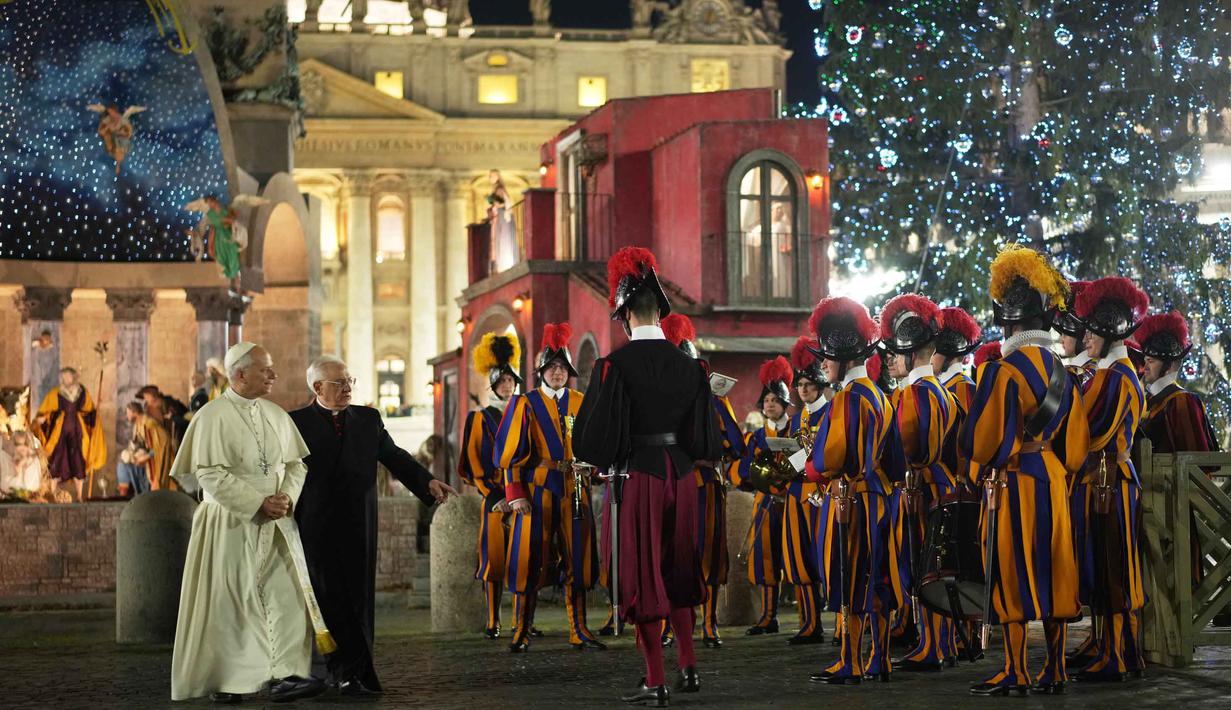 Ada beragam peristiwa yang menjadi sorotan sepanjang 2025, termasuk konflik dan perang yang terus mengguncang berbagai belahan dunia. Tampak dalam foto, Paus Leo XIV usai berdoa sejenak di depan adegan kelahiran Yesus yang menghiasi Lapangan Santo Petrus, Vatikan, Rabu 31 Desember 2025. (AP Photo/Andrew Medichini)