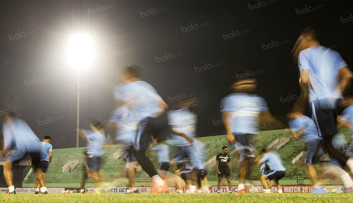 Para pemain timnas Malaysia berlatih jelang laga persahabatan melawan Indonesia di Stadion Manahan, Solo, Jawa Tengah, Senin (6/9/2016). (Bola.com/Vitalis Yogi Trisna)