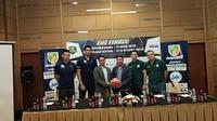 Perwakilan Pelita Jaya Jakarta dan Satria Muda Pertamina Jakarta berpose bersama dalam jumpa pers jelang final IBL Pertalite 2018 di Jakarta, Selasa (17/4/2018). (Liputan6.com/Thomas)