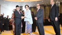 Menteri Keuangan, Sri Mulyani memberikan selamat kepada Wimboh Santoso usai dilantik sebagai ketua Dewan Komisioner OJK di Jakarta, Kamis (20/7). (Liputan6.com/Angga Yuniar)