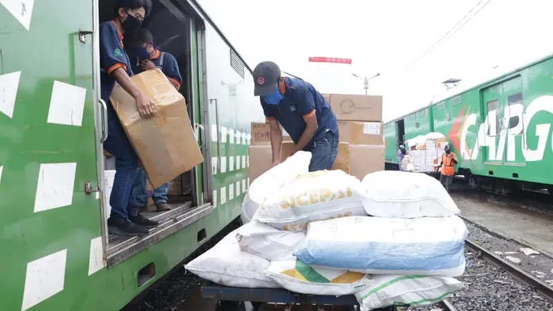 Petugas Rail Express tengah melakukan bongkar muat barang yang hendak dikirim. (sumber foto : Humas PTKA Daop 2 Bandung)