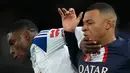 Pemain Paris Saint-Germain (PSG) Kylian Mbappe (kanan) berduel memperebutkan bola dengan pemain Strasbourg Jean-Ricner Bellegarde pada pertandingan sepak bola Liga Prancis di Parc des Princes, Paris, Prancis, 28 Desember 2022. PSG mengalahkan Strasbourg dengan skor 2-1. (AP Photo/Thibault Camus)